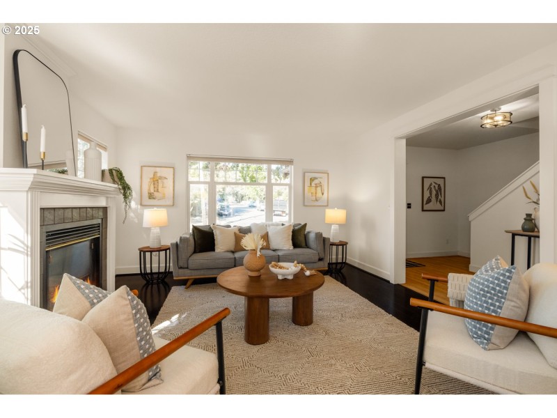 Living Room/Entrance