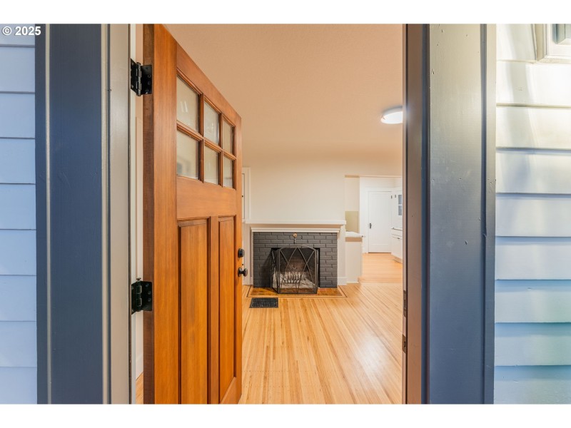 Living Room/Entrance