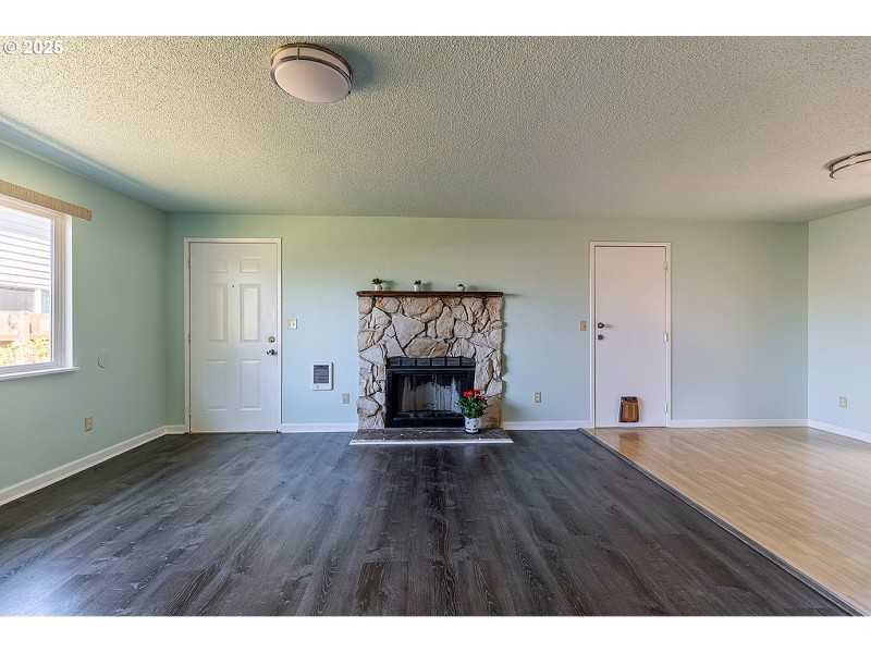 Living Room/Entrance