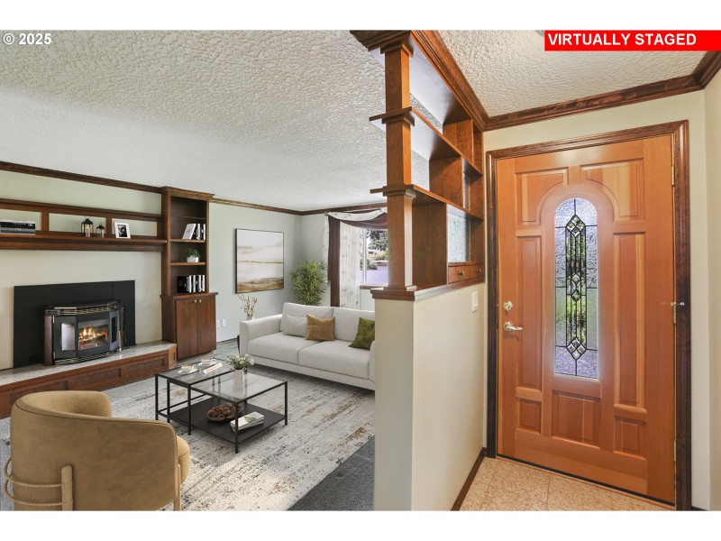 Living Room/Entrance