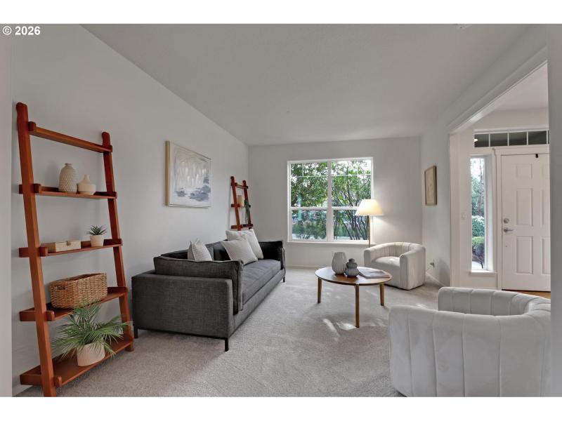 Living Room/Entrance