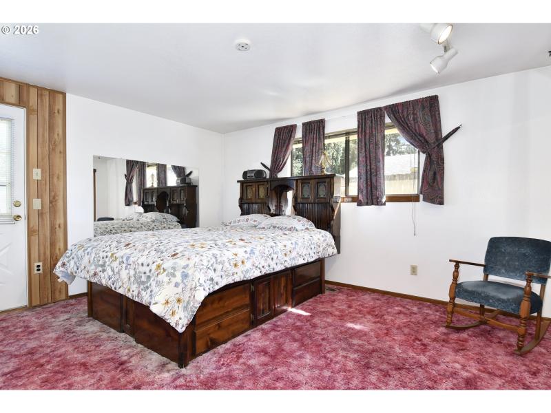 Bedroom, Primary