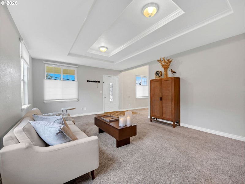 Living Room/Entrance