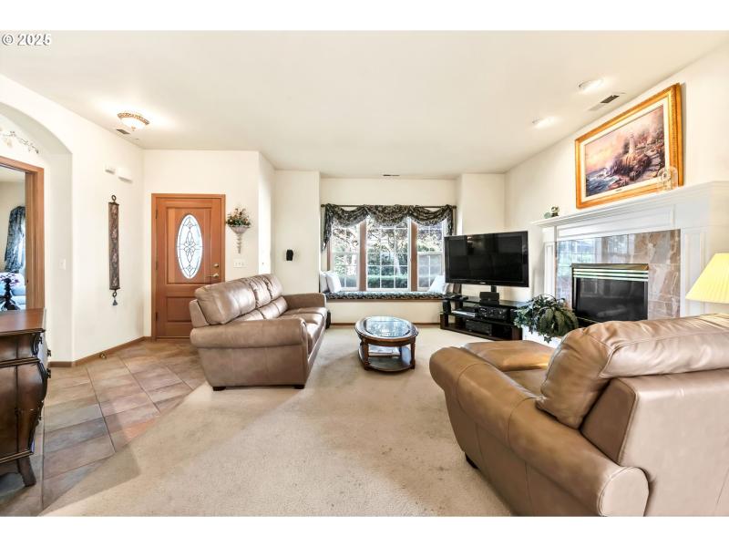 Living Room/Entrance