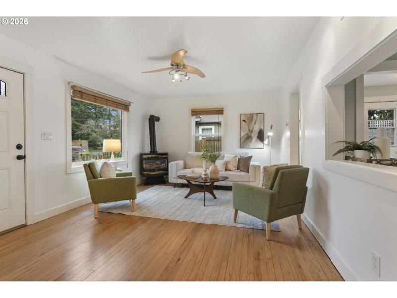 Living Room/Entrance