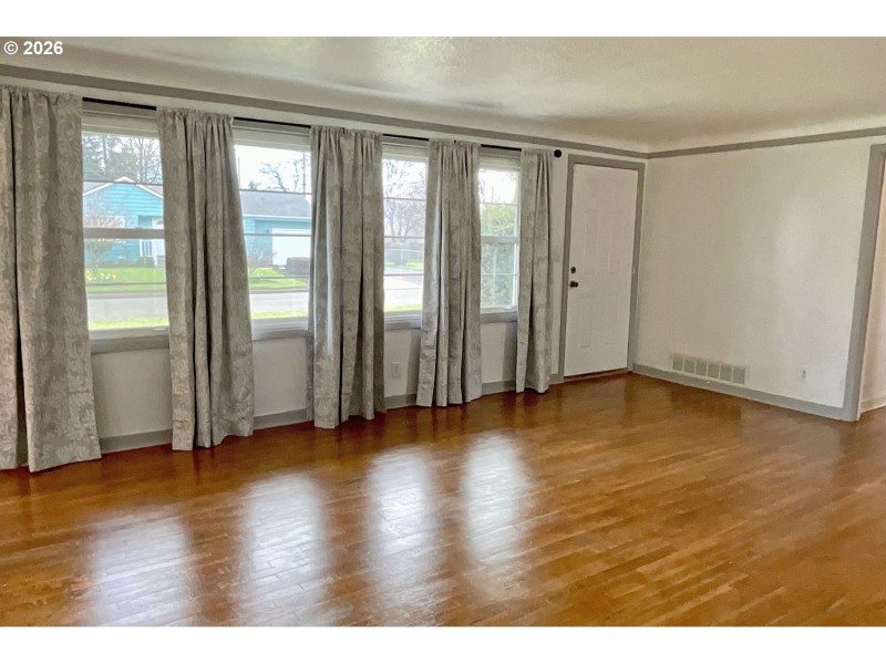 Living Room/Entrance