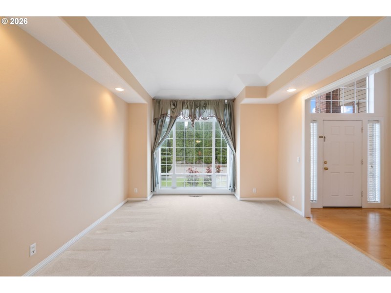 Living Room/Entrance