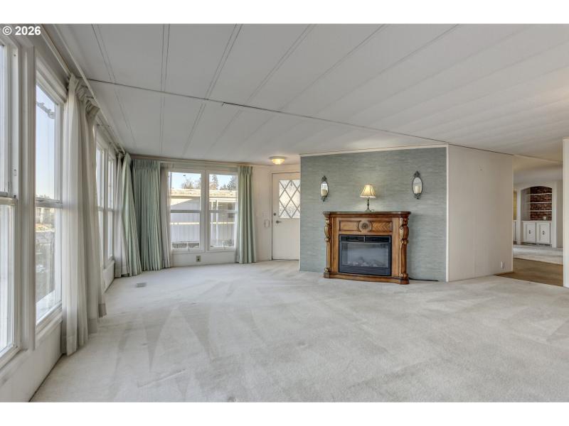 Living Room/Entrance