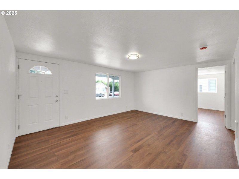 Living Room/Entrance