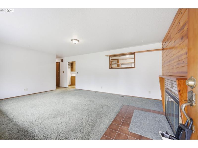 Living Room/Entrance