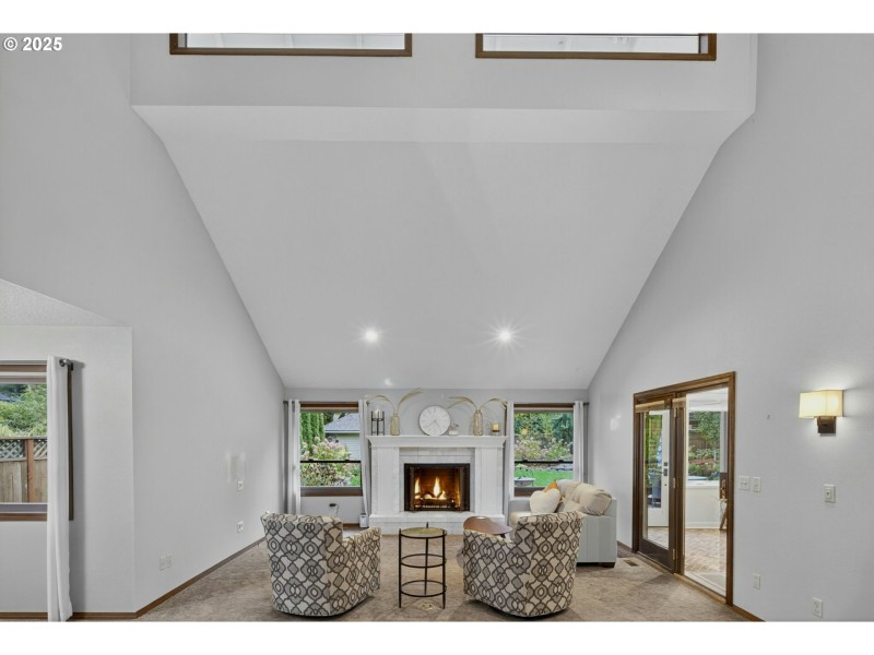 Living Room/Entrance