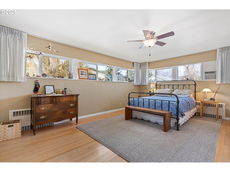 Bedroom, Primary
