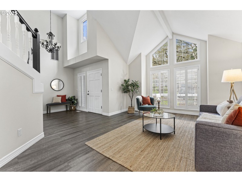 Living Room/Entrance