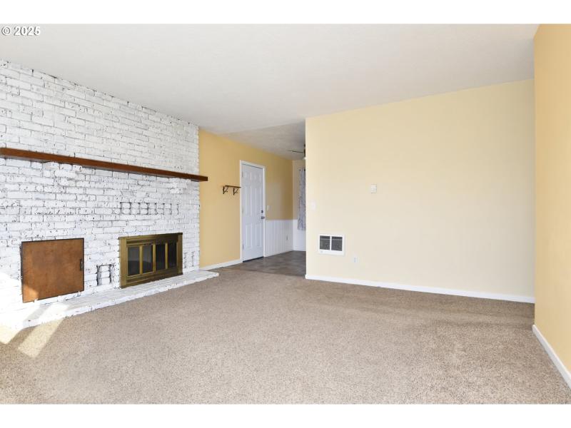 Living Room/Entrance