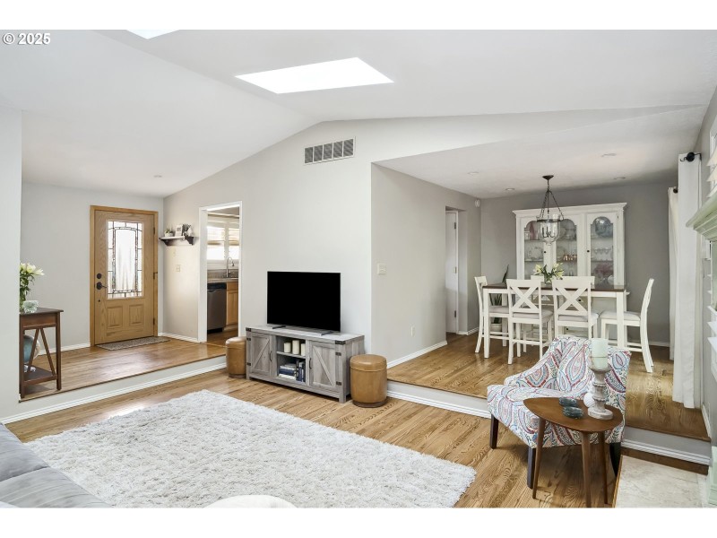 Living Room/Entrance