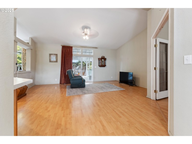 Living Room/Entrance