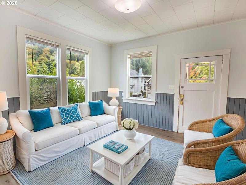 Living Room/Entrance