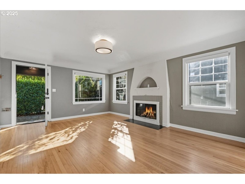 Living Room/Entrance