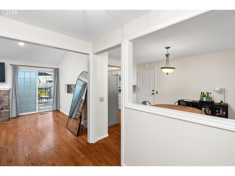Living Room/Entrance