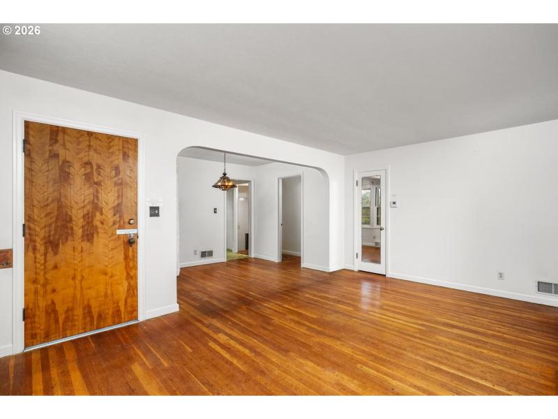 Living Room/Entrance