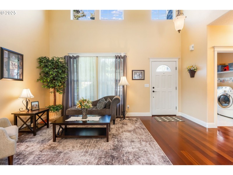 Living Room/Entrance