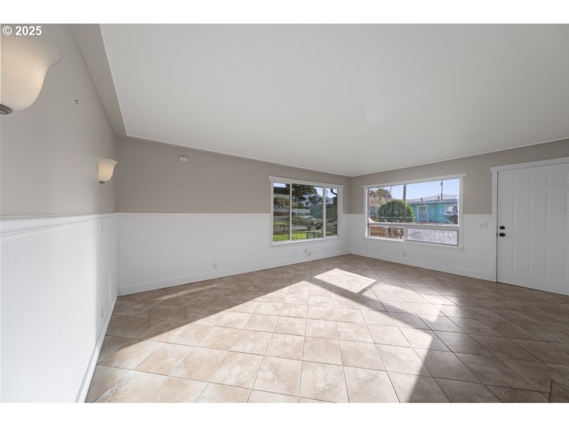 Living Room/Entrance