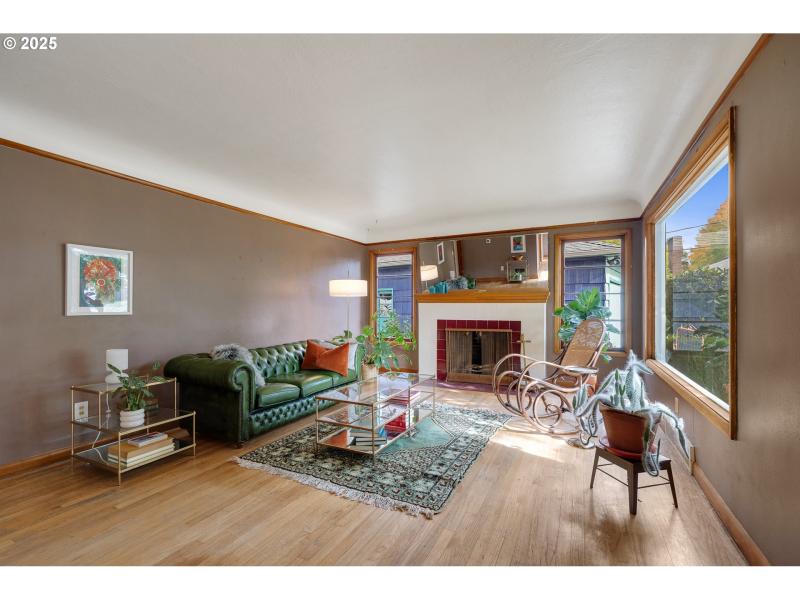 Living Room/Entrance