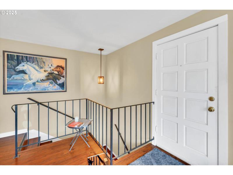 Living Room/Entrance