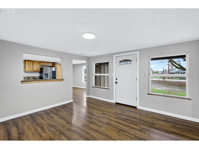 Living Room/Entrance