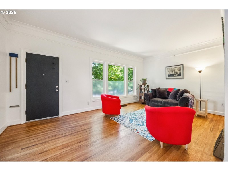 Living Room/Entrance