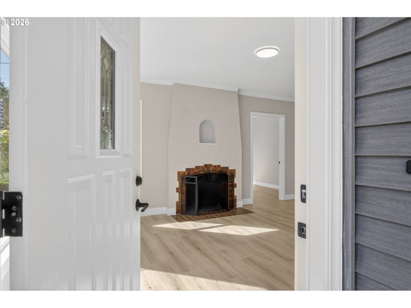 Living Room/Entrance