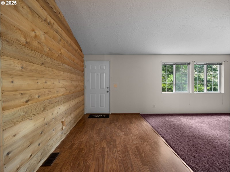 Living Room/Entrance