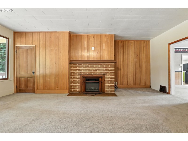 Living Room/Entrance