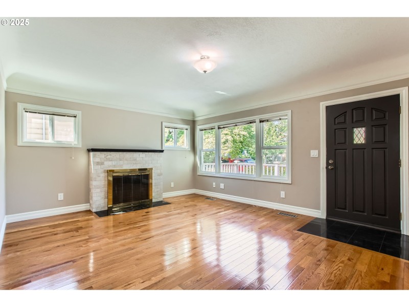 Living Room/Entrance