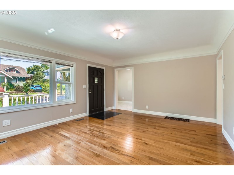 Living Room/Entrance