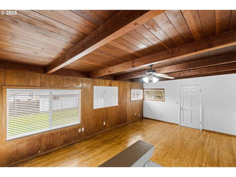 Living Room/Entrance