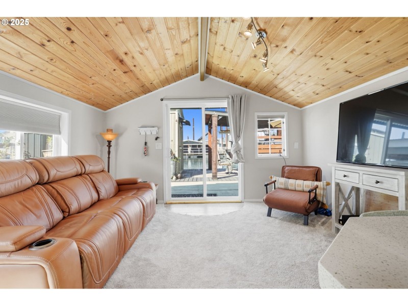 Living Room/Entrance