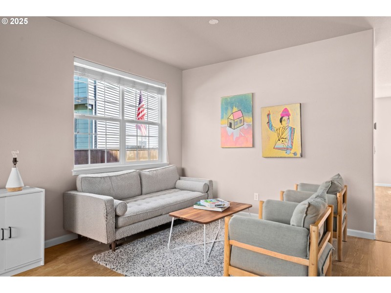 Living Room/Entrance