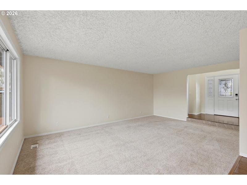 Living Room/Entrance