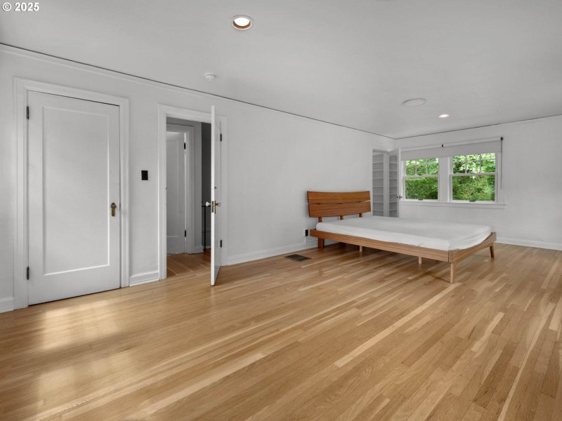 Bedroom, Primary