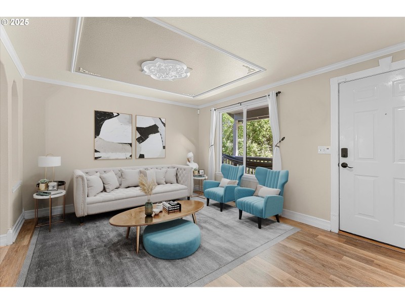 Living Room/Entrance