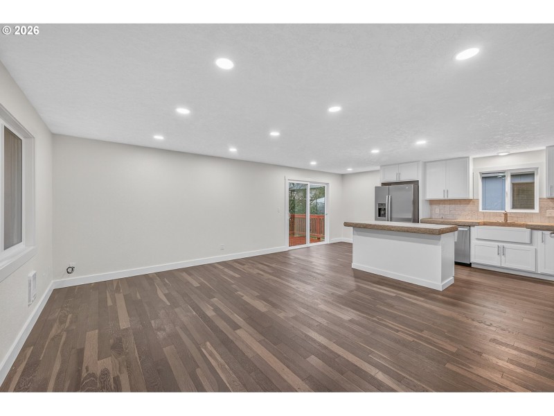 Living Room/Entrance