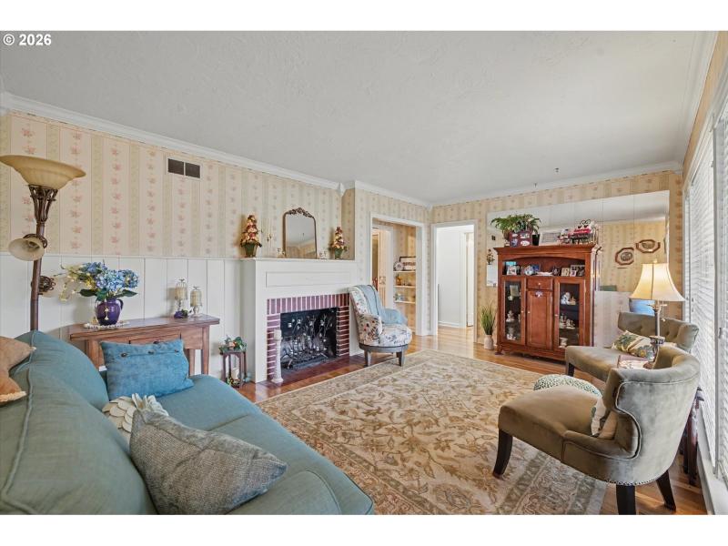 Living Room/Entrance