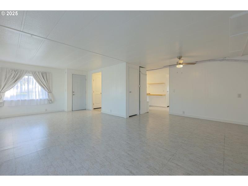 Living Room/Entrance