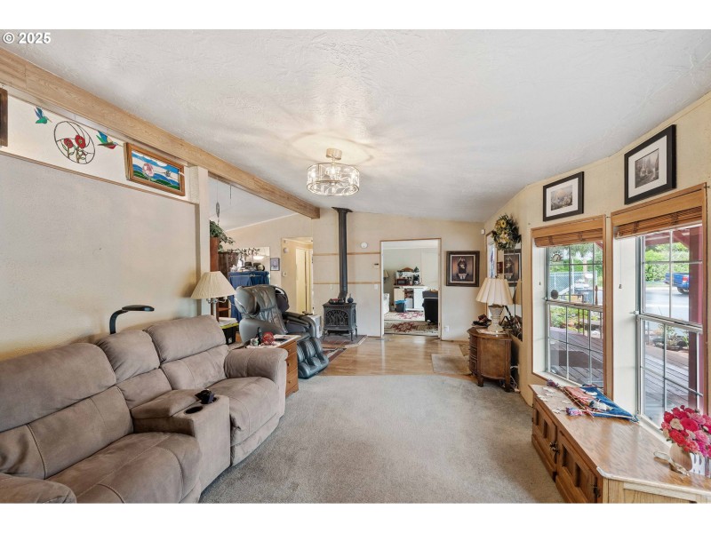 Living Room/Entrance