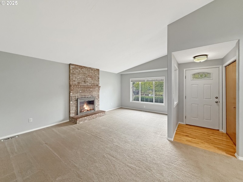 Living Room/Entrance