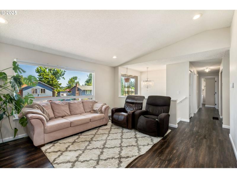 Living Room/Entrance