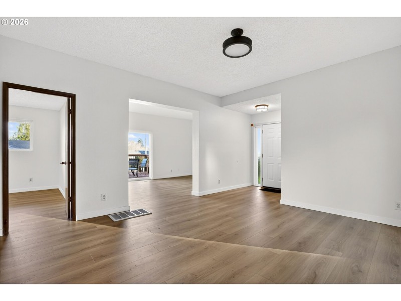 Living Room/Entrance