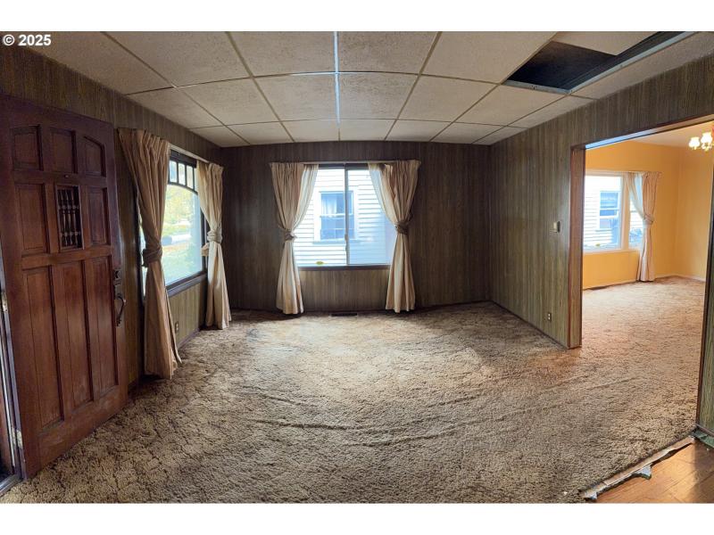 Living Room/Entrance