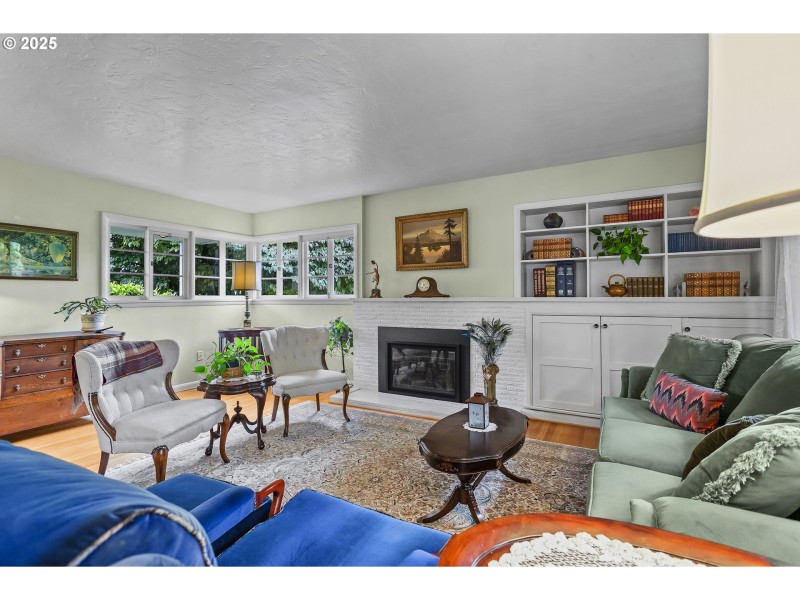 Living Room/Entrance